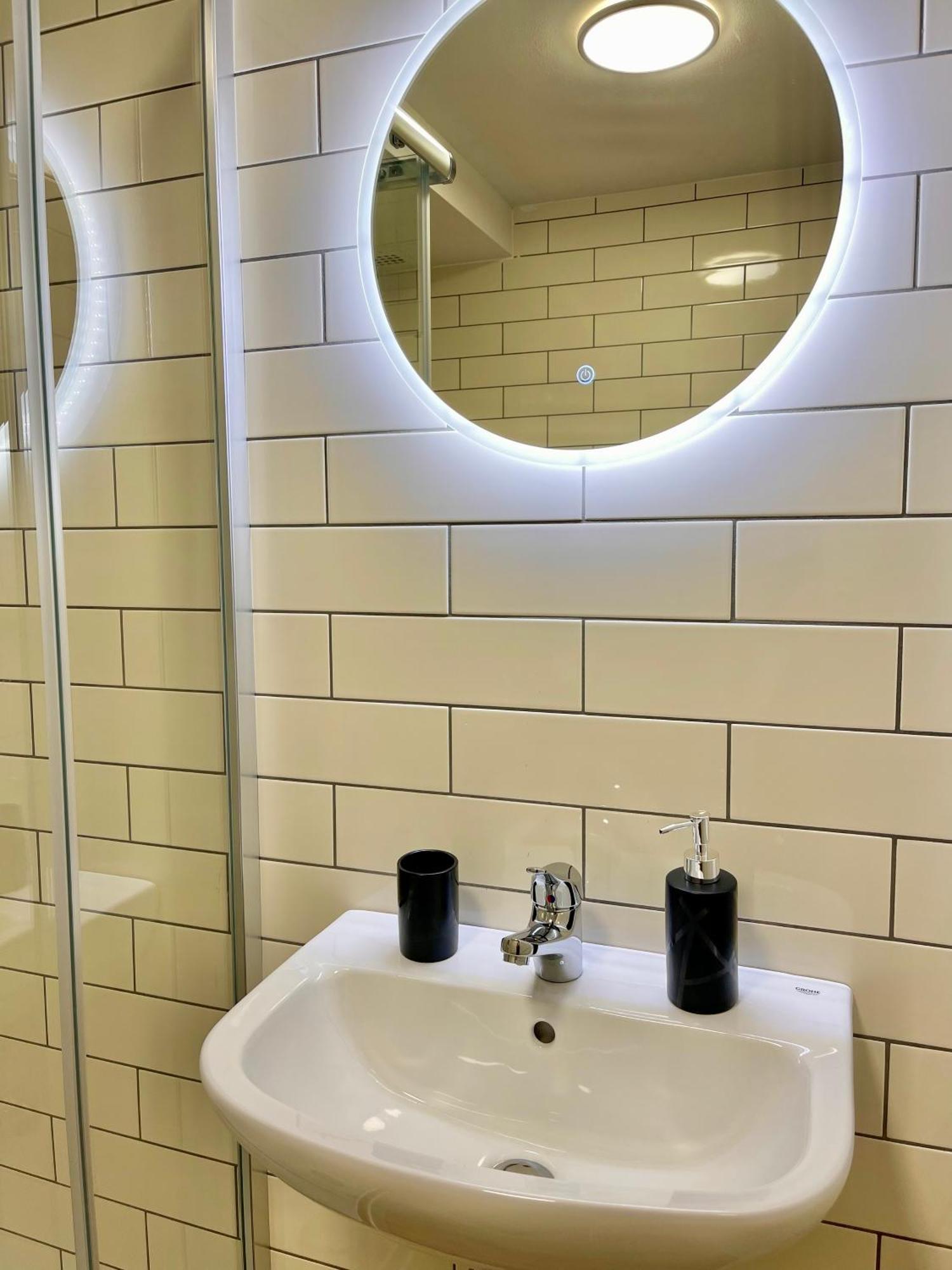 Terracotta Apartment - Zentral, Parken, Netflix, Kontaktloses Einchecken, Kingsize-Bett Βούρπεταλ Εξωτερικό φωτογραφία